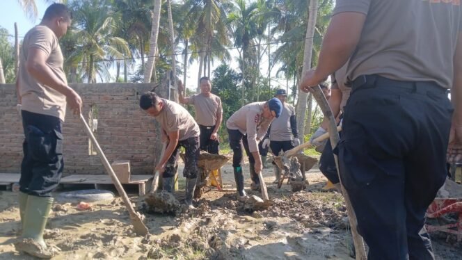 
					Sekian Lama Terlantar Pasca Banjir, Brimob Aceh Turun Tangan Bersihkan Sekolah Para Penghuni Surga