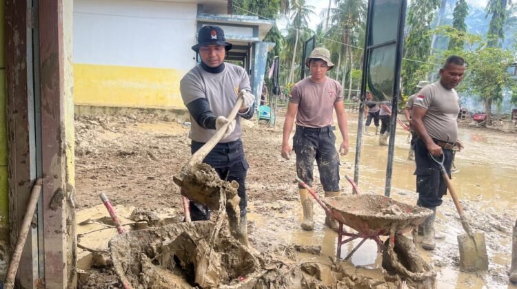 Satgas Ops Aman Nusa II Satbrimob Polda Aceh BKO Aceh Utara Kembali Bersihkan SD Negeri 2 Seunuddon Kab. Aceh Utara