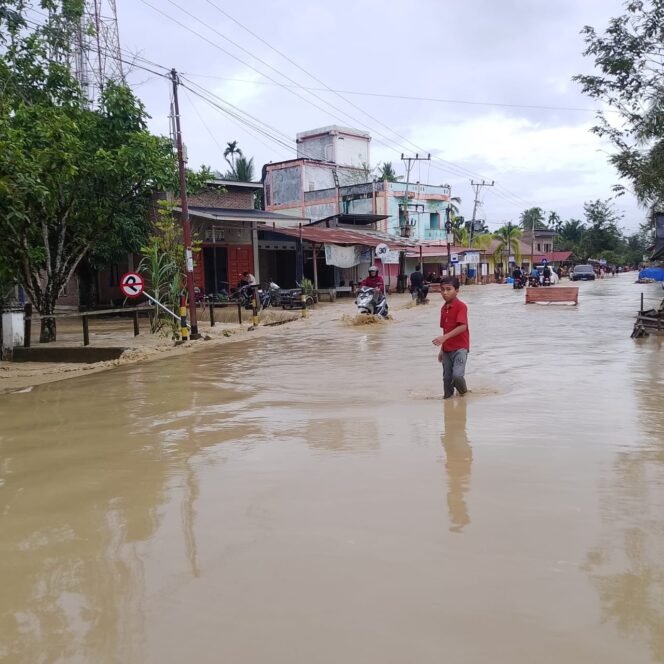 
					Tanggul Krueng Peuto Bobol, Ribuan Warga Desa Kumbang Terancam Mengungsi