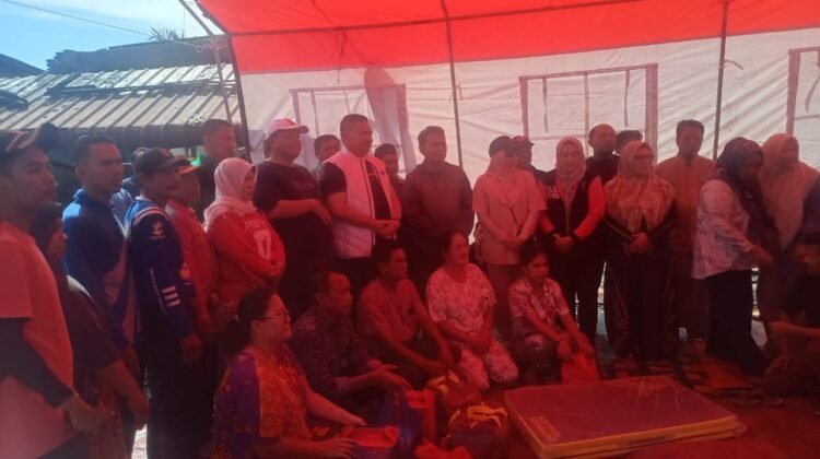 Bupati Aceh Tenggara Serahkan Bantuan Masa Panik Korban Kebakaran