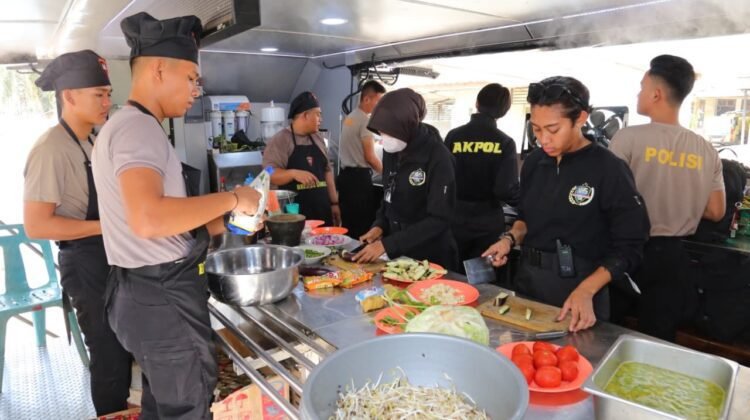 Taruna Akpol Peserta Latsitardanus XLVI Bantu Operasional Dapur Lapangan di POSCO Pengungsian Aceh Tamiang