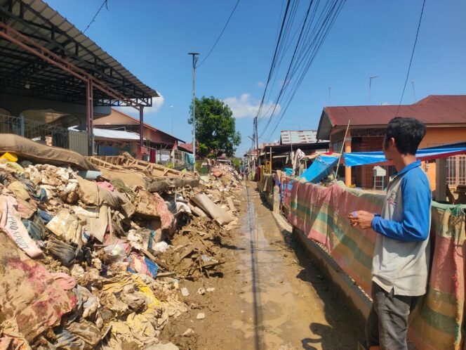 
					Menguak Keadaan di Kuala Simpang: Dua Bulan Pascabanjir, Lumpur dan Sampah Masih Mengurung Permukiman Warga