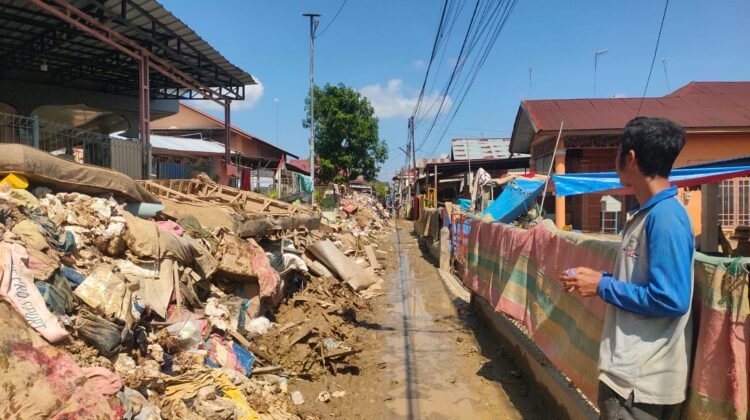 Menguak Keadaan di Kuala Simpang: Dua Bulan Pascabanjir, Lumpur dan Sampah Masih Mengurung Permukiman Warga