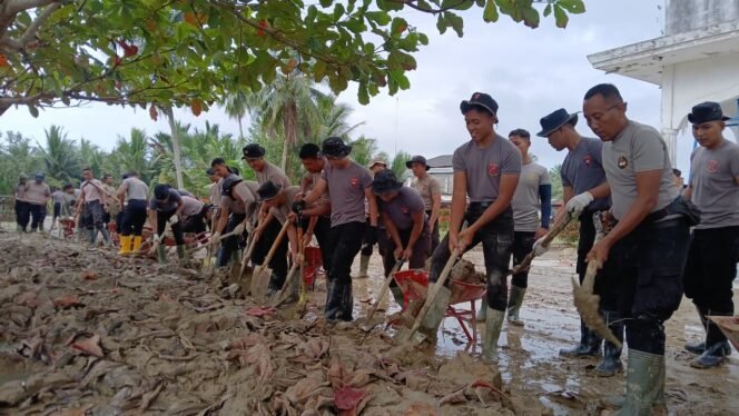 
					Brimob Aceh dan Brimob Banten Gotong Royong Bersihkan Mesjid Di Aceh Utara
