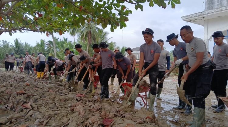 Brimob Aceh dan Brimob Banten Gotong Royong Bersihkan Mesjid Di Aceh Utara