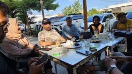 Sofian M. Diah, menggelar konferensi pers, Selasa sore (13/1/2026), di Station Coffee, Lhokseumawe. 