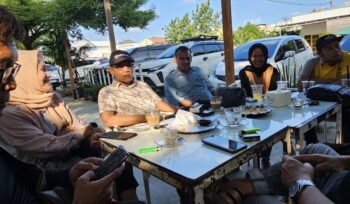 Sofian M. Diah, menggelar konferensi pers, Selasa sore (13/1/2026), di Station Coffee, Lhokseumawe.