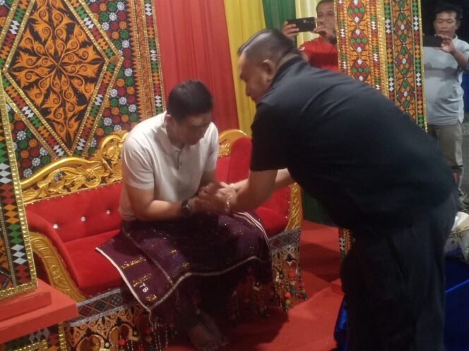 
					Bupati Salim Fakhry Peusijuek, Kapolda Aceh Irjen Pol Marzuki Ali Basyah