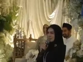 Foto tangkapan layar dari video yang menyebar di jejaring medsos memperlihatkan sosok seperti Mualem dan Vie Santi melangsungkan pesta pernikahan yang disebut-sebut di Malaysia. (Sumber: Medsos)
