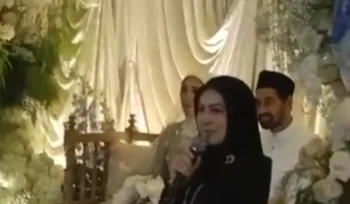 Foto tangkapan layar dari video yang menyebar di jejaring medsos memperlihatkan sosok seperti Mualem dan Vie Santi melangsungkan pesta pernikahan yang disebut-sebut di Malaysia. (Sumber: Medsos)
