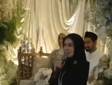 Foto tangkapan layar dari video yang menyebar di jejaring medsos memperlihatkan sosok seperti Mualem dan Vie Santi melangsungkan pesta pernikahan yang disebut-sebut di Malaysia. (Sumber: Medsos)
