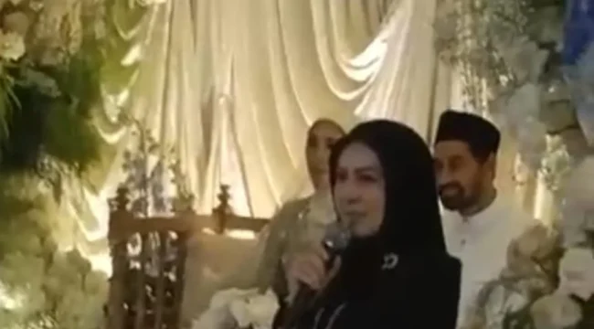 Foto tangkapan layar dari video yang menyebar di jejaring medsos memperlihatkan sosok seperti Mualem dan Vie Santi melangsungkan pesta pernikahan yang disebut-sebut di Malaysia. (Sumber: Medsos)
