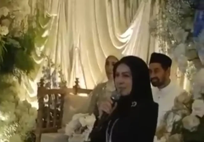 
					Foto tangkapan layar dari video yang menyebar di jejaring medsos memperlihatkan sosok seperti Mualem dan Vie Santi melangsungkan pesta pernikahan yang disebut-sebut di Malaysia. (Sumber: Medsos)
