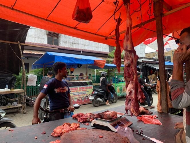 
					Harga Daging Meugang di Punteut Turun Dibanding Tahun Lalu, Warga Tetap Serbu Pasar Jelang Ramadhan
