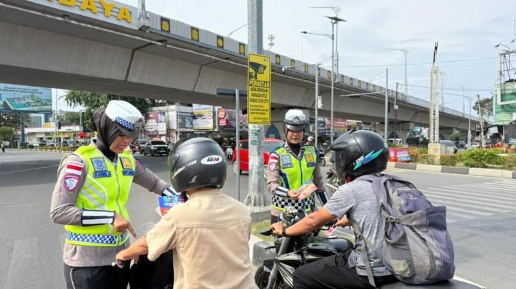Satgas Preemtif Operasi Keselamatan Seulawah 2026 Edukasi Masyarakat Tertib Berlalu Lintas Melalui Pembagian Brosur