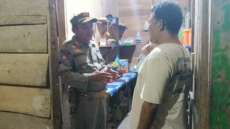 Satpol PP dan WH Agara Razia Kedai Tuak, Empat Orang Perempuan Diamankan 