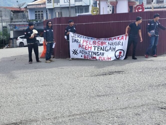 
					Mahasiswa HIMA-ATE Gelar Aksi Damai di Takengon, Soroti Kasus Kekerasan Aktivis HAM dan Isu Bencana Lokal