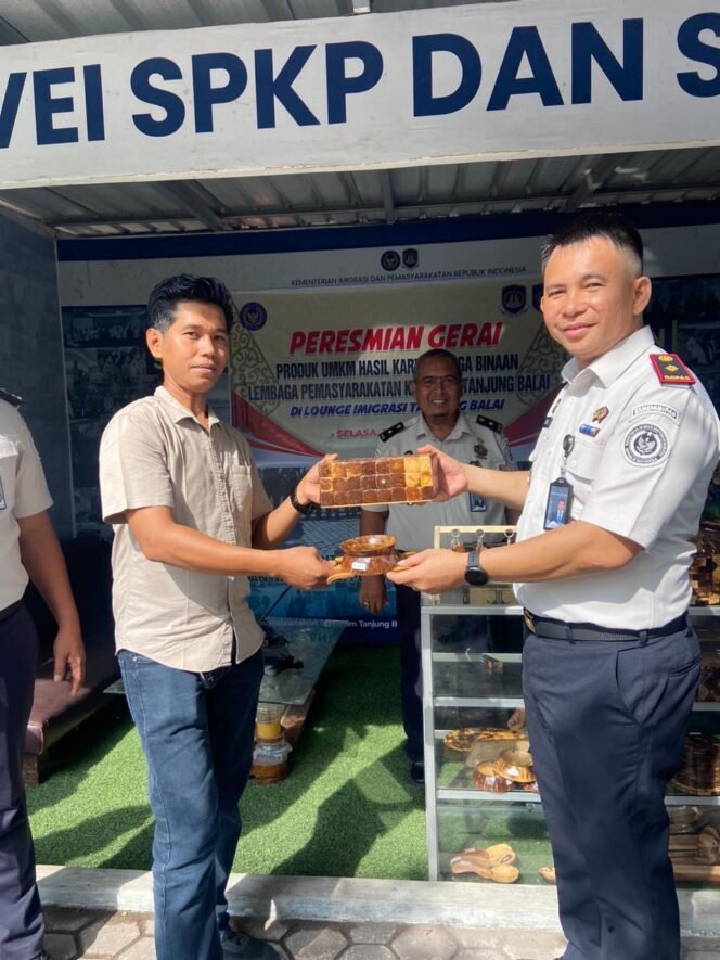 
Gerai UMKM Warga Binaan Lapas Tanjung Balai Nongol di Lounge Imigrasi