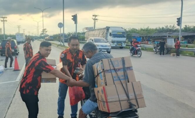 
					Sore Ramadan di Batu Bara, PAC Pemuda Pancasila Lima Puluh Berbagi Takjil untuk Warga