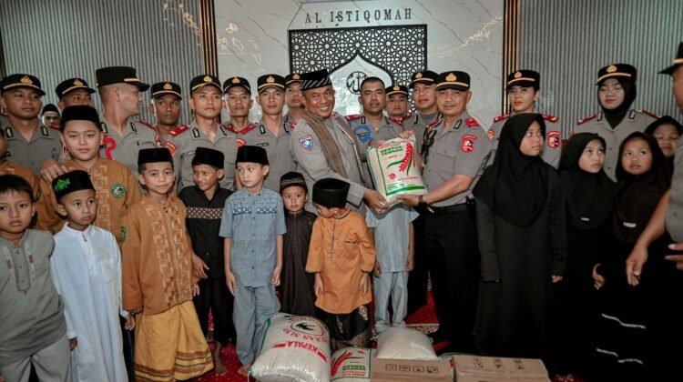 Ramadan Penuh Kepedulian, 100 Siswa SIP Salurkan Bantuan untuk Santri Ponpes Al Istiqomah Sukaraja