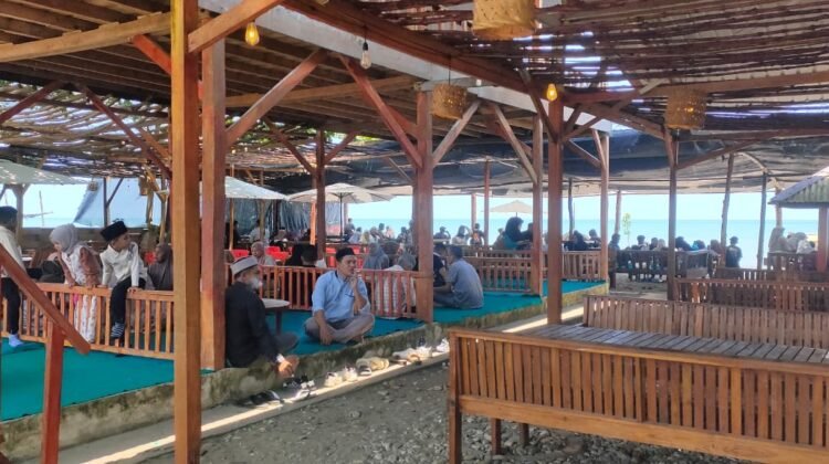 Pantai Bantayan Diserbu Warga, Indahnya Dapet, Tapi Bersih dan Amannya Masih Tanda Tanya