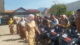 Plt Kepala Dinas Pengendalian Penduduk Dan Keluarga Berencana (DPPKB) Aceh Tenggara dr. Nurlela, M. Ked (PA), Sp.PA , saat memeriksa Aset Kendaraan Dinas.