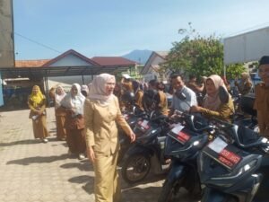 Plt Kepala Dinas Pengendalian Penduduk Dan Keluarga Berencana (DPPKB) Aceh Tenggara dr. Nurlela, M. Ked (PA), Sp.PA , saat memeriksa Aset Kendaraan Dinas.