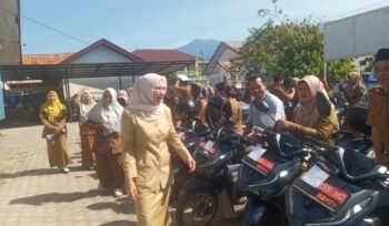 Plt Kepala Dinas Pengendalian Penduduk Dan Keluarga Berencana (DPPKB) Aceh Tenggara dr. Nurlela, M. Ked (PA), Sp.PA , saat memeriksa Aset Kendaraan Dinas.