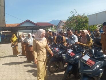 Plt Kepala Dinas Pengendalian Penduduk Dan Keluarga Berencana (DPPKB) Aceh Tenggara dr. Nurlela, M. Ked (PA), Sp.PA , saat memeriksa Aset Kendaraan Dinas.