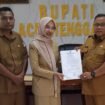 dr. Nurlela, M. Ked (PA), Sp.PA saat menerima SPPT dari Sekda Yusrizal di dampingi Kaban BKSDM Abdul Syafaruddin S, S.Kom.