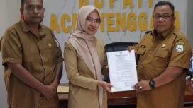 dr. Nurlela, M. Ked (PA), Sp.PA saat menerima SPPT dari Sekda Yusrizal di dampingi Kaban BKSDM Abdul Syafaruddin S, S.Kom.