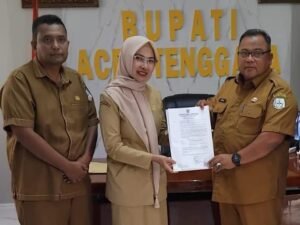 dr. Nurlela, M. Ked (PA), Sp.PA saat menerima SPPT dari Sekda Yusrizal di dampingi Kaban BKSDM Abdul Syafaruddin S, S.Kom.