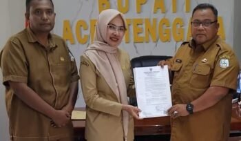 dr. Nurlela, M. Ked (PA), Sp.PA saat menerima SPPT dari Sekda Yusrizal di dampingi Kaban BKSDM Abdul Syafaruddin S, S.Kom.