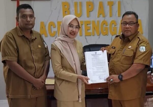 dr. Nurlela, M. Ked (PA), Sp.PA saat menerima SPPT dari Sekda Yusrizal di dampingi Kaban BKSDM Abdul Syafaruddin S, S.Kom.