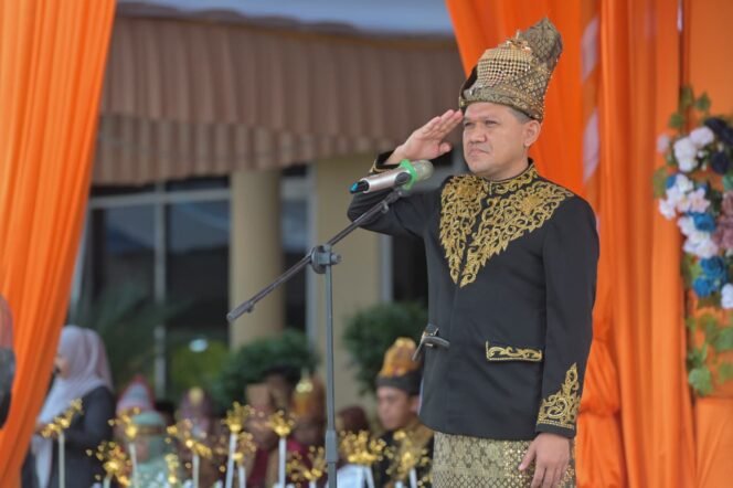 
					Wakil Gubernur Aceh, Fadlullah, SE menjadi inspektur Upacara Peringatan Hari Jadi Kabupaten Aceh Singkil ke 27 di halaman depan Kantor Bupati Aceh Singkil, 27/4/2026