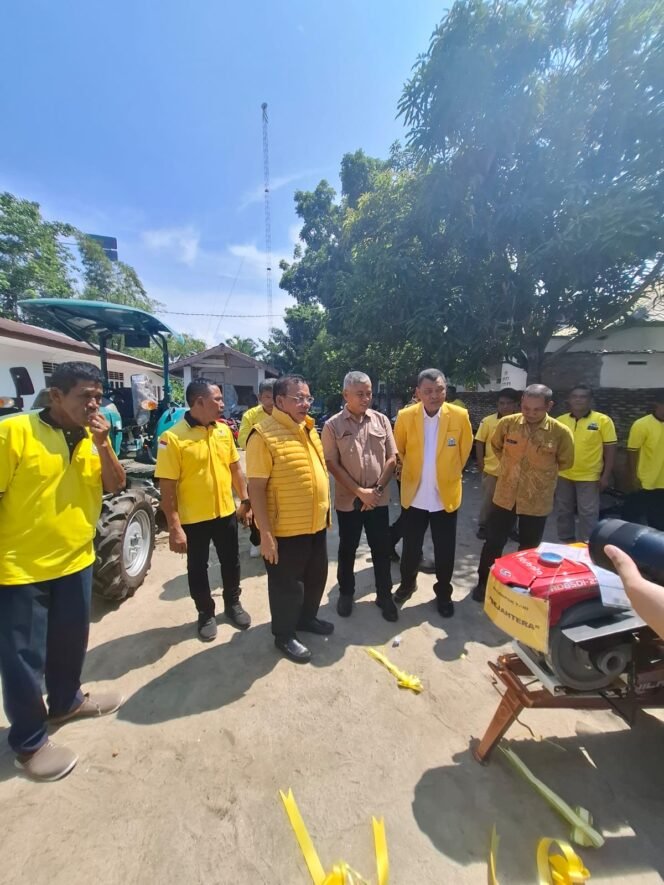 
					Aspirasi Warga Terjawab, Mangihut Sinaga Salurkan Traktor untuk Desa Gajah dan Sukajadi