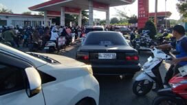 Ratusan kendaraan terlihat mengantre panjang di sejumlah Stasiun Pengisian Bahan Bakar Umum (SPBU) di Banda Aceh. (dokumen istimewa)