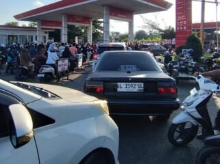 Ratusan kendaraan terlihat mengantre panjang di sejumlah Stasiun Pengisian Bahan Bakar Umum (SPBU) di Banda Aceh. (dokumen istimewa)