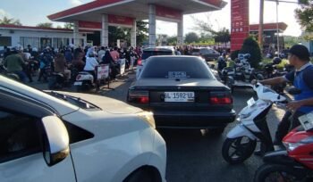 Ratusan kendaraan terlihat mengantre panjang di sejumlah Stasiun Pengisian Bahan Bakar Umum (SPBU) di Banda Aceh. (dokumen istimewa)