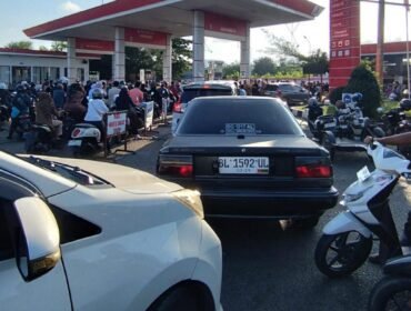 Ratusan kendaraan terlihat mengantre panjang di sejumlah Stasiun Pengisian Bahan Bakar Umum (SPBU) di Banda Aceh. (dokumen istimewa)