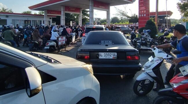 Ratusan kendaraan terlihat mengantre panjang di sejumlah Stasiun Pengisian Bahan Bakar Umum (SPBU) di Banda Aceh. (dokumen istimewa)