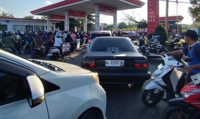 
					Ratusan kendaraan terlihat mengantre panjang di sejumlah Stasiun Pengisian Bahan Bakar Umum (SPBU) di Banda Aceh. (dokumen istimewa)