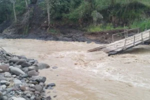 Salah satu jembatan darurat di wilayah Ketol Kabupaten Aceh Tengah kembali rusak akibat banjir bandang, di Aceh Tengah, Rabu (1/4/2026). 
