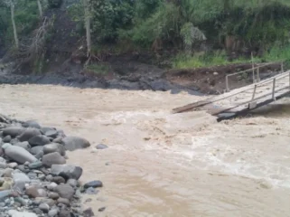 Salah satu jembatan darurat di wilayah Ketol Kabupaten Aceh Tengah kembali rusak akibat banjir bandang, di Aceh Tengah, Rabu (1/4/2026). 