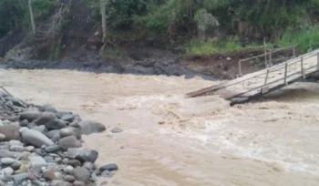 Salah satu jembatan darurat di wilayah Ketol Kabupaten Aceh Tengah kembali rusak akibat banjir bandang, di Aceh Tengah, Rabu (1/4/2026).
