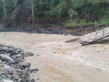 Salah satu jembatan darurat di wilayah Ketol Kabupaten Aceh Tengah kembali rusak akibat banjir bandang, di Aceh Tengah, Rabu (1/4/2026). 