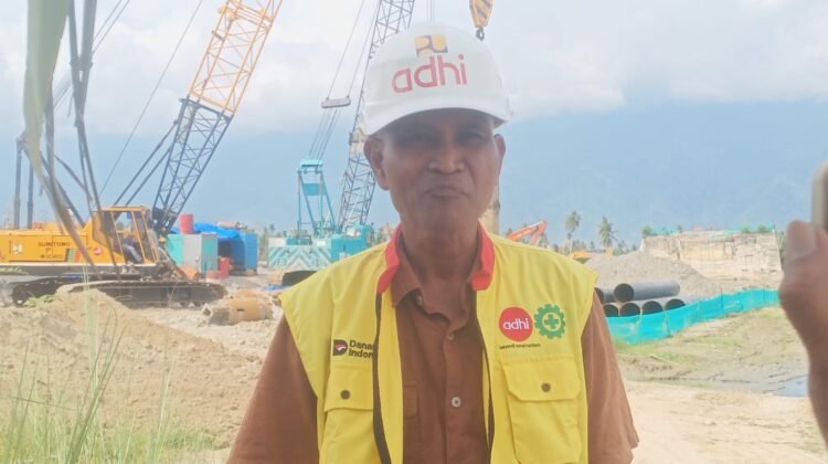 Tasmadi Pelasana lapangan jembatan Pantai Dona di Aceh Tenggara.