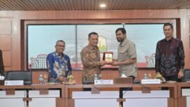 Gubernur Aceh, Muzakir Manaf, menyerahkan cenderamata kepada Gubernur Jawa Tengah, Ahmad Luthfi, usai penandatanganan perjanjian kerja sama antara Pemerintah Aceh dan Pemerintah Provinsi Jawa Tengah di Gedung Serbaguna Sekretariat Daerah Aceh, Banda Aceh, Kamis (23/4)