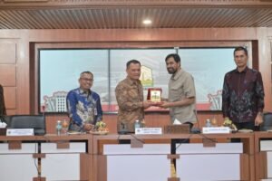 Gubernur Aceh, Muzakir Manaf, menyerahkan cenderamata kepada Gubernur Jawa Tengah, Ahmad Luthfi, usai penandatanganan perjanjian kerja sama antara Pemerintah Aceh dan Pemerintah Provinsi Jawa Tengah di Gedung Serbaguna Sekretariat Daerah Aceh, Banda Aceh, Kamis (23/4)
