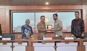 Gubernur Aceh, Muzakir Manaf, menyerahkan cenderamata kepada Gubernur Jawa Tengah, Ahmad Luthfi, usai penandatanganan perjanjian kerja sama antara Pemerintah Aceh dan Pemerintah Provinsi Jawa Tengah di Gedung Serbaguna Sekretariat Daerah Aceh, Banda Aceh, Kamis (23/4)